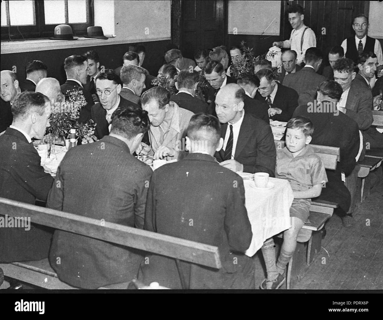 162 SLNSW 446886 Methodistische Mission Weihnachten Frühstück in Francis Street Stockfoto
