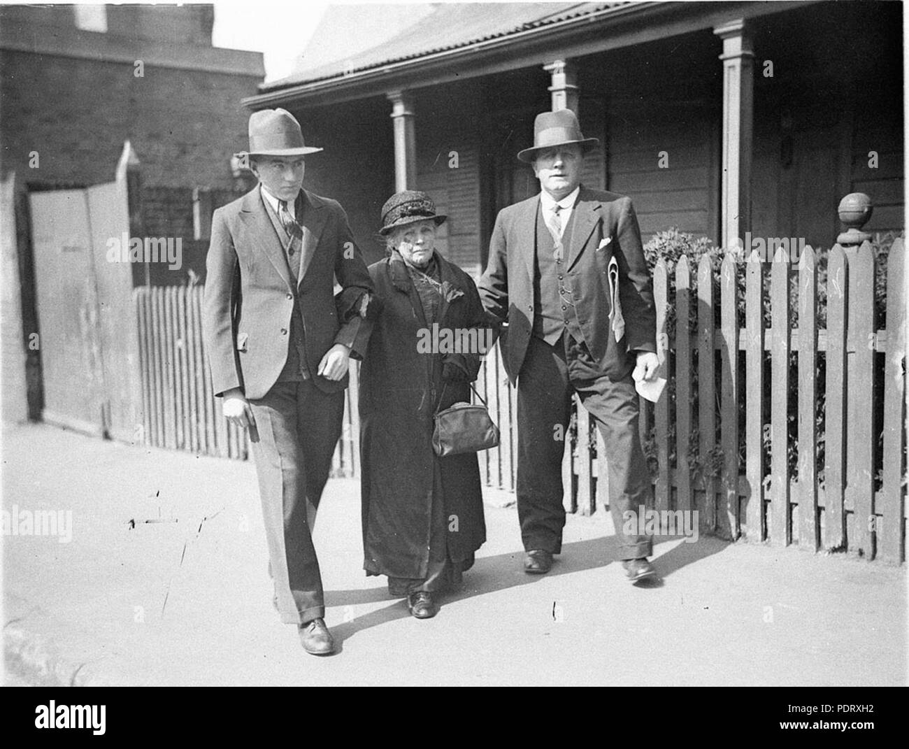 171 SLNSW 7191 Zwei ALP Unterstützer Unterstützung eine alte Frau Wähler in der Wahlkabine Stockfoto