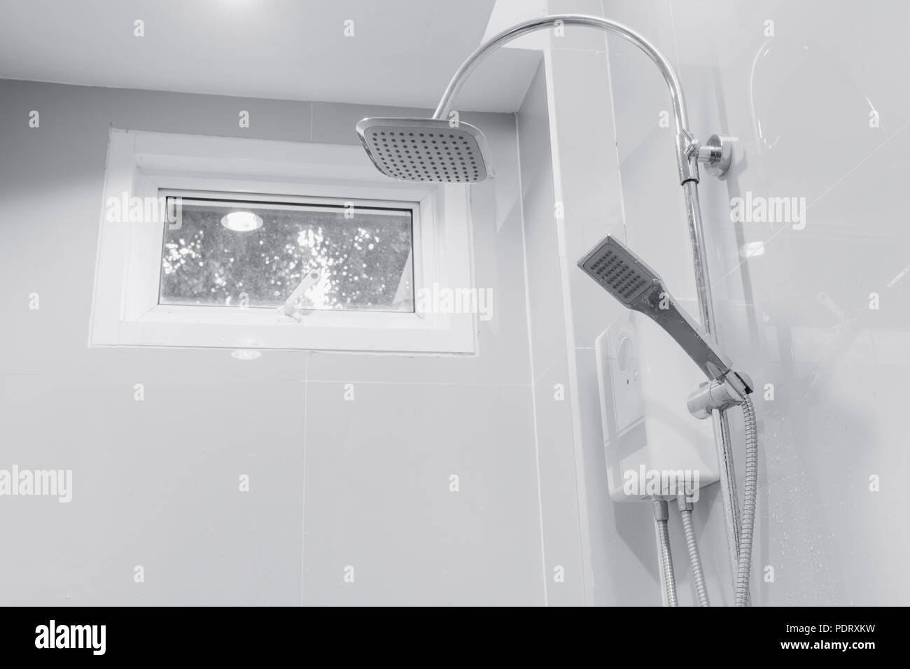 Die Badezimmer sauber neue Duschkopf mit Markise Fenster für Belüftung Stockfoto