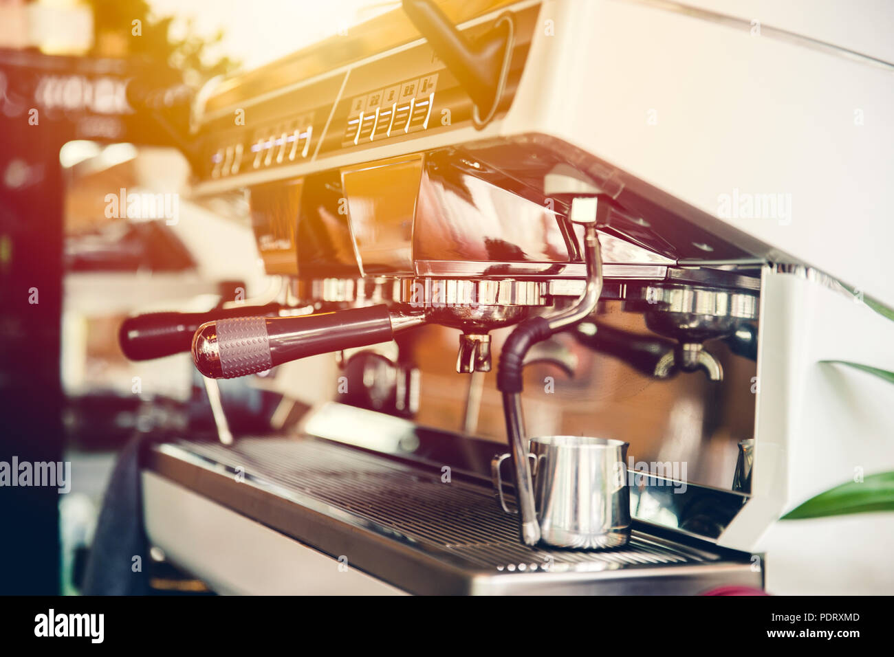 Kaffeemaschine, Espressomaschine für modernen Lifestyle im Cafe Barista Stockfoto