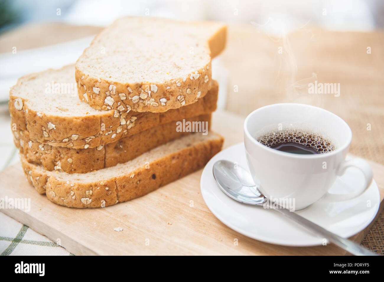 Vollkornbrot mit schwarzen Kaffee gutes gesundes Frühstück Fettarm essen Stockfoto