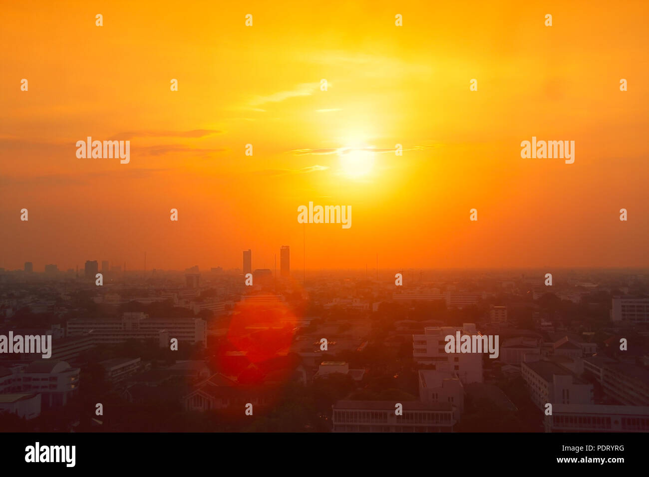 Thailand Stadtblick in Hitzewelle im Sommer hohe Temperatur von der globalen Erwärmung Stockfoto