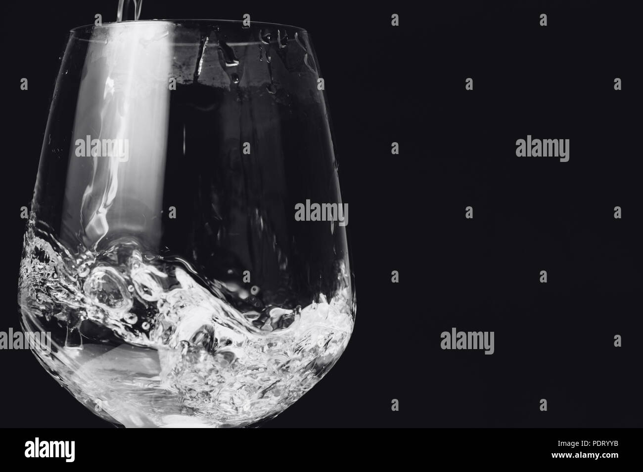 Wasser im Glas isoliert auf Schwarz Stockfoto
