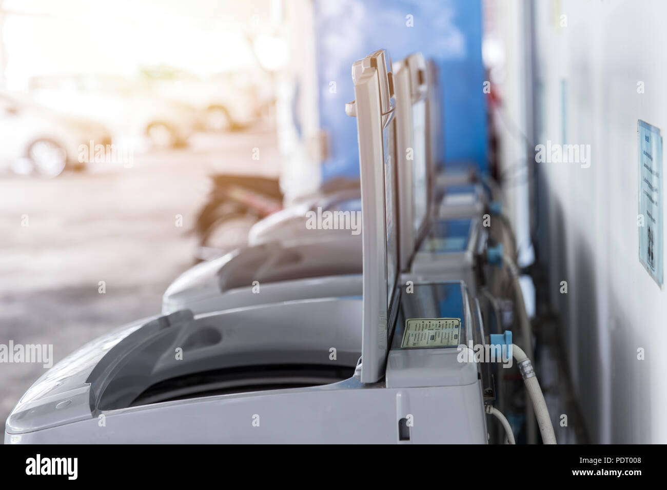 Waschmaschine Münze Getränkeautomat Fahrradverleih in Eigentumswohnung oder Ferienwohnung in Thailand Stockfoto