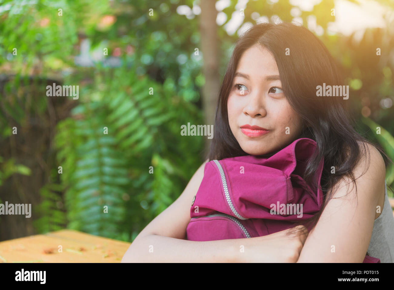 Süße asiatische Frau träumen in die Zukunft schauen und lächeln. Stockfoto