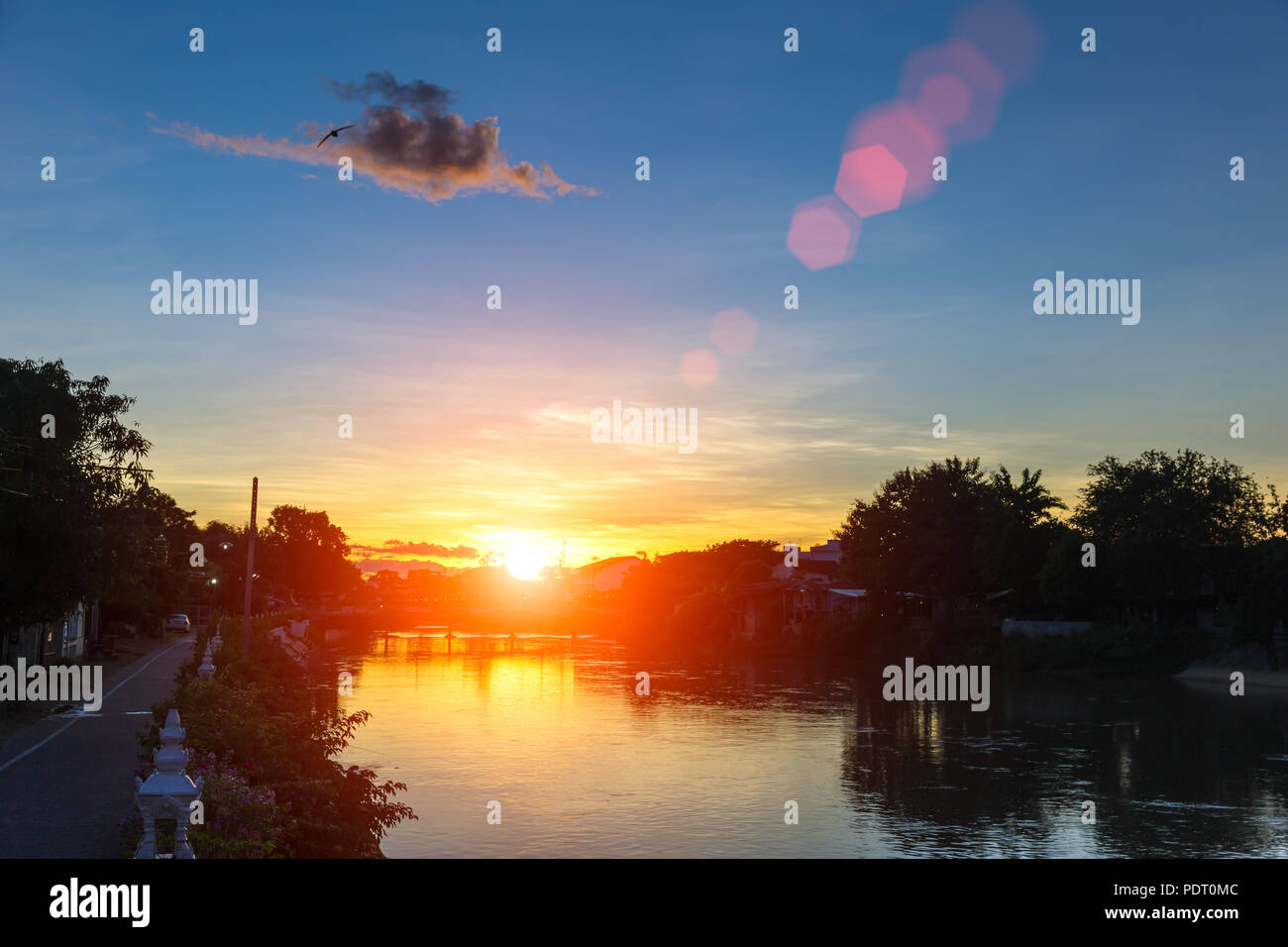 Schön der Blick auf den Fluss Sonnenuntergang von Wang Auenlandschaft in Lampang Thailand. Stockfoto