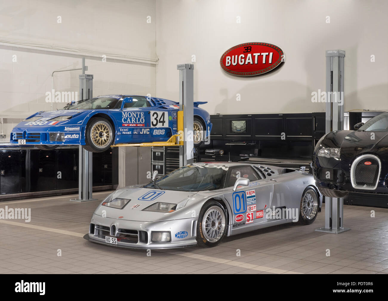 1994 Bugatti EB 110 LM Le Mans Rennwagen und rechts. 1995 Bugatti EB 110 SC GTS-1 IMSA Race Auto in der Werkstatt. Stockfoto