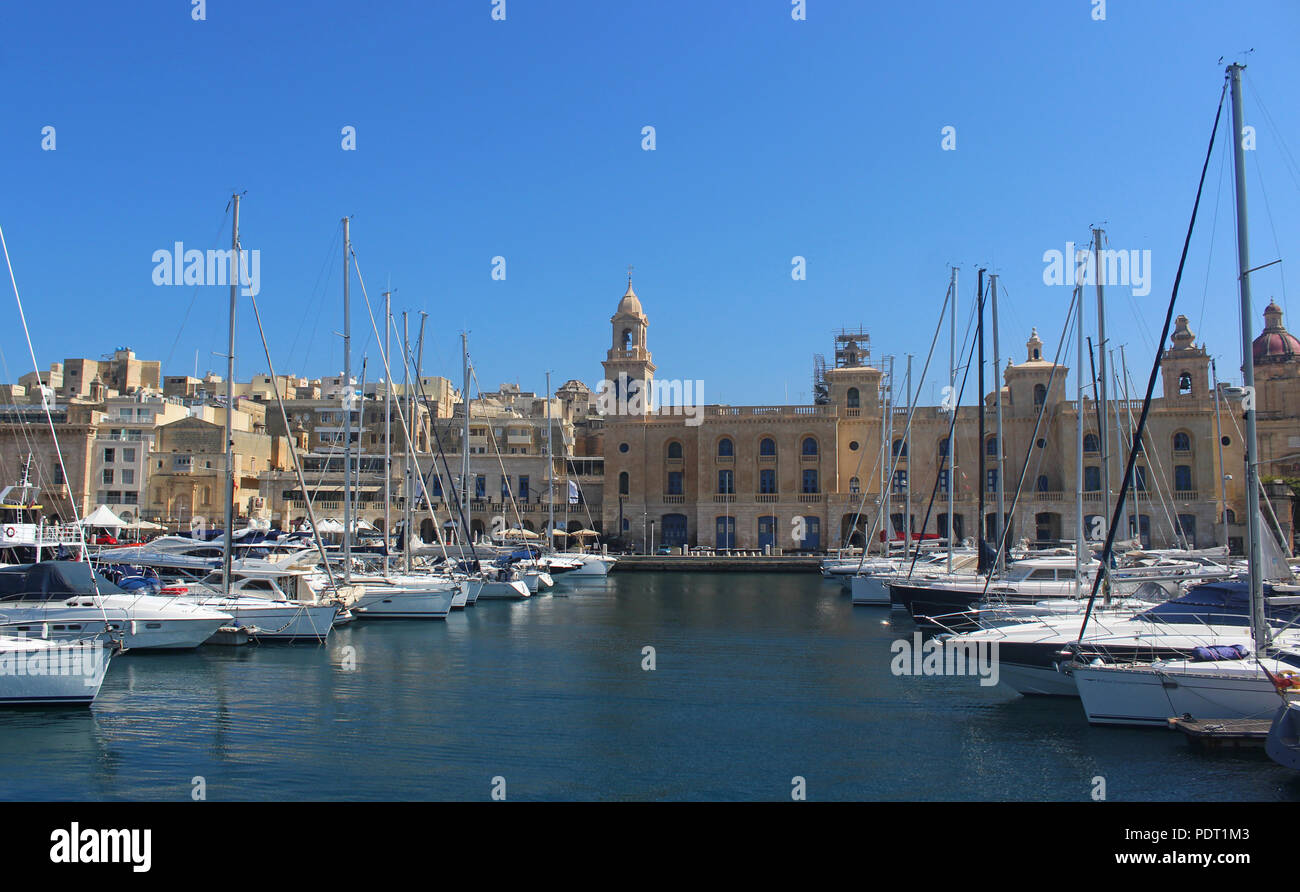 Sailing ship valletta malta Fotos und Bildmaterial in hoher Auflösung