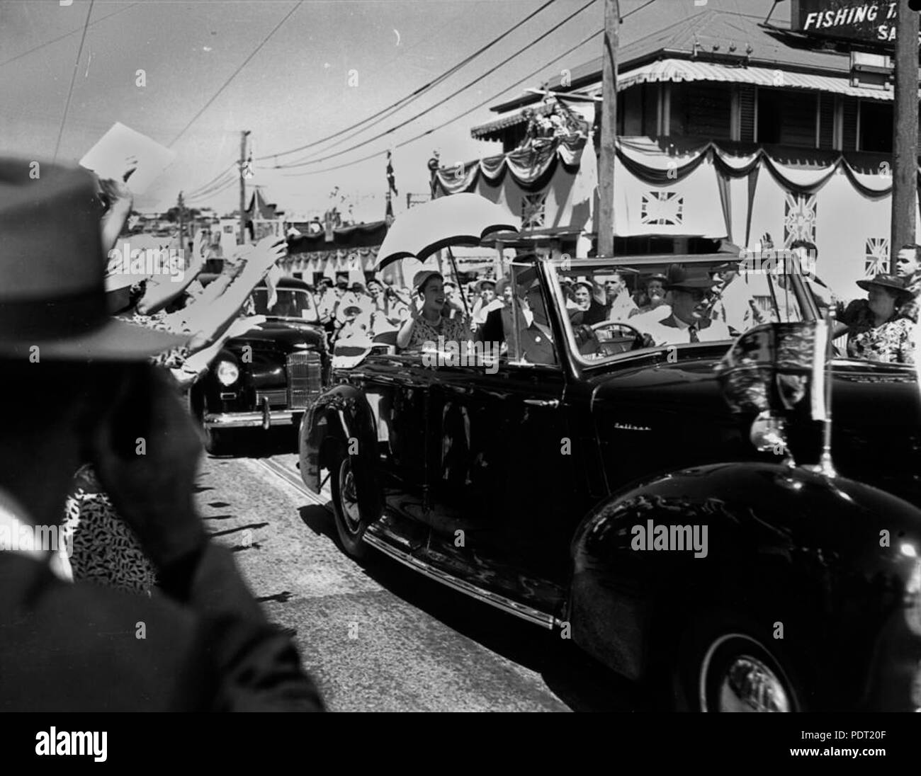202 StateLibQld 1 105988 Königin Elizabeth II. geht durch die Straßen von Brisbane, März 1954 Stockfoto