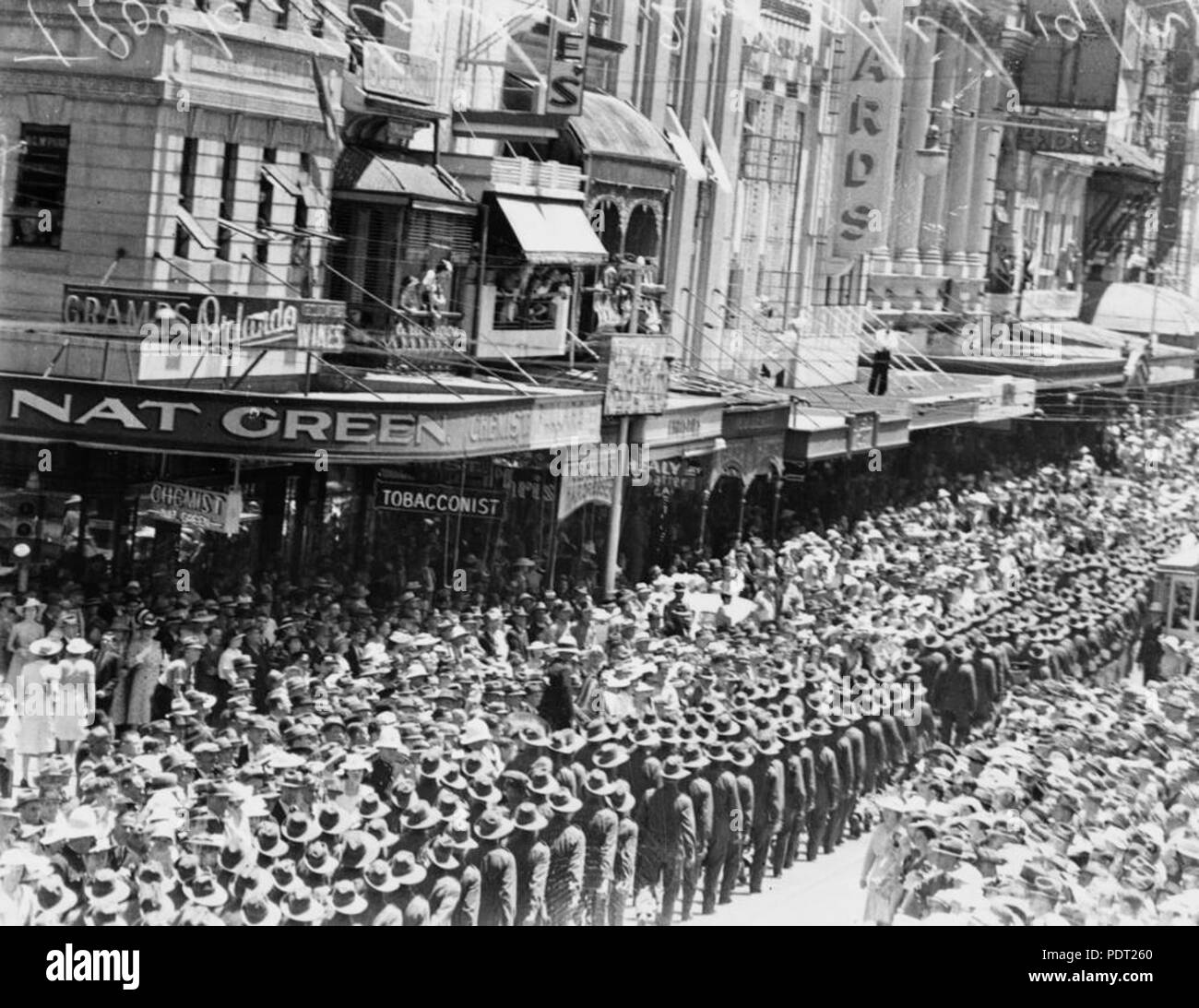 203 StateLibQld 1 106780 militärische Prozession in Brisbane, 1939 Stockfoto