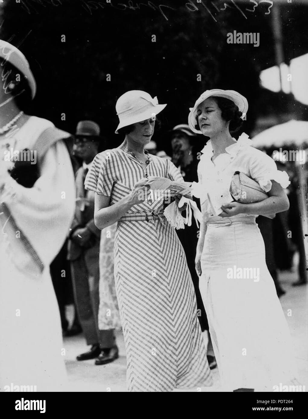 203 StateLibQld 1 104600 Miss S. Fegan und Miss W. Reade Rennen in Ascot, Brisbane, 9. Dezember 1933 Stockfoto