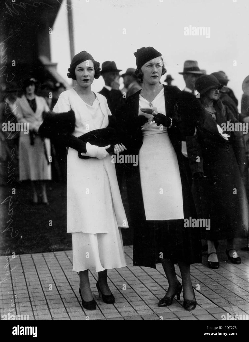 203 StateLibQld 1 106936 Colleen und Goldie Grau im Ascot Rennen, Brisbane, August 1933 Stockfoto