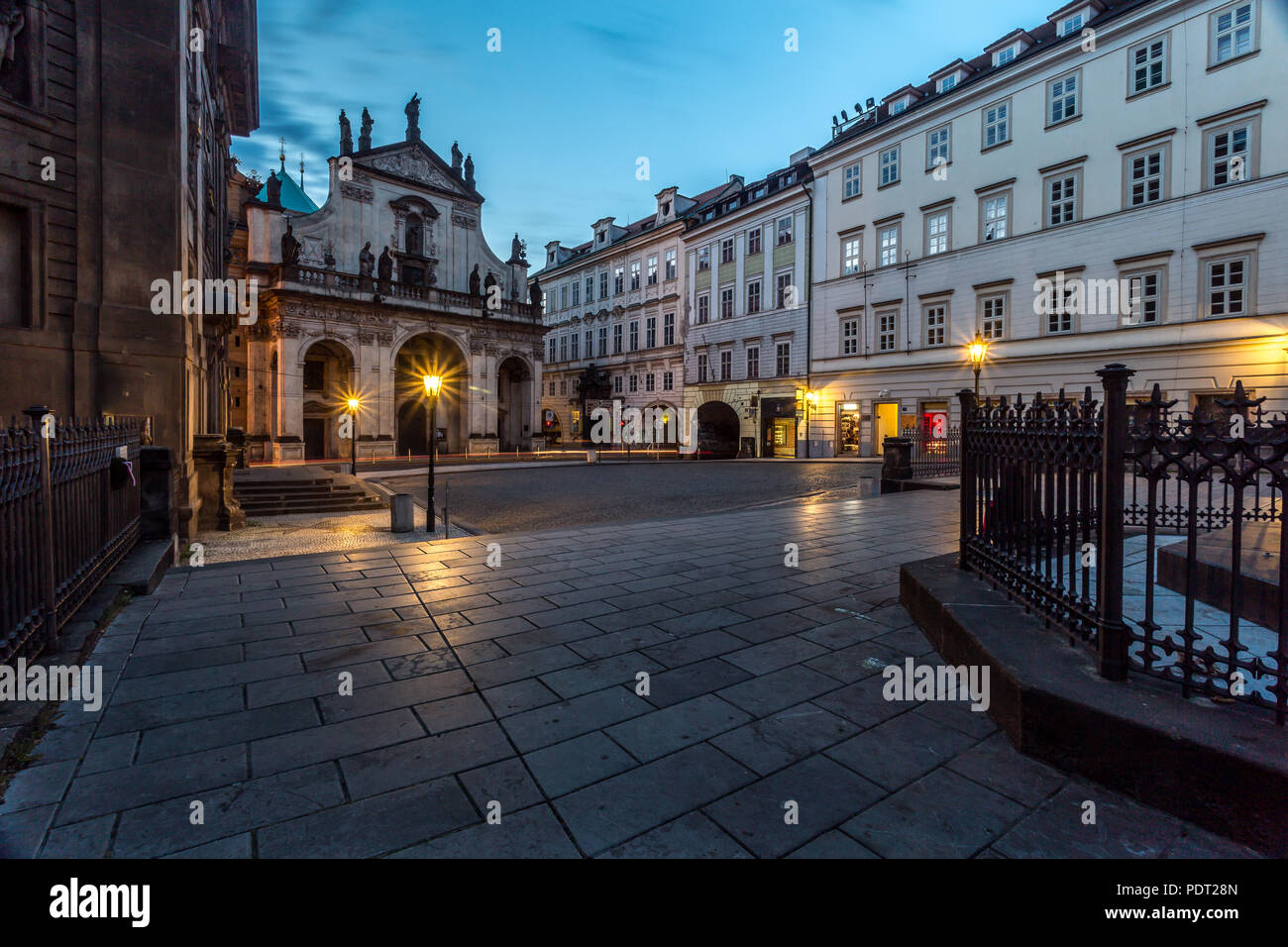 Dem krizovnicke Quadrat am Morgen. Blaue Stunde in Prag mit beleuchteten Stadt Gaslaternen und Karl IV Statue, Tschechische Republik Stockfoto