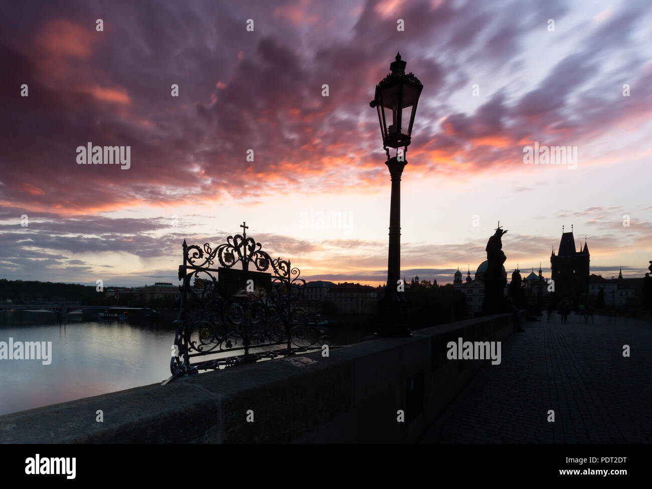 Berühmte ikonische Bild von der Karlsbrücke, Prag, Tschechische Republik. Stockfoto
