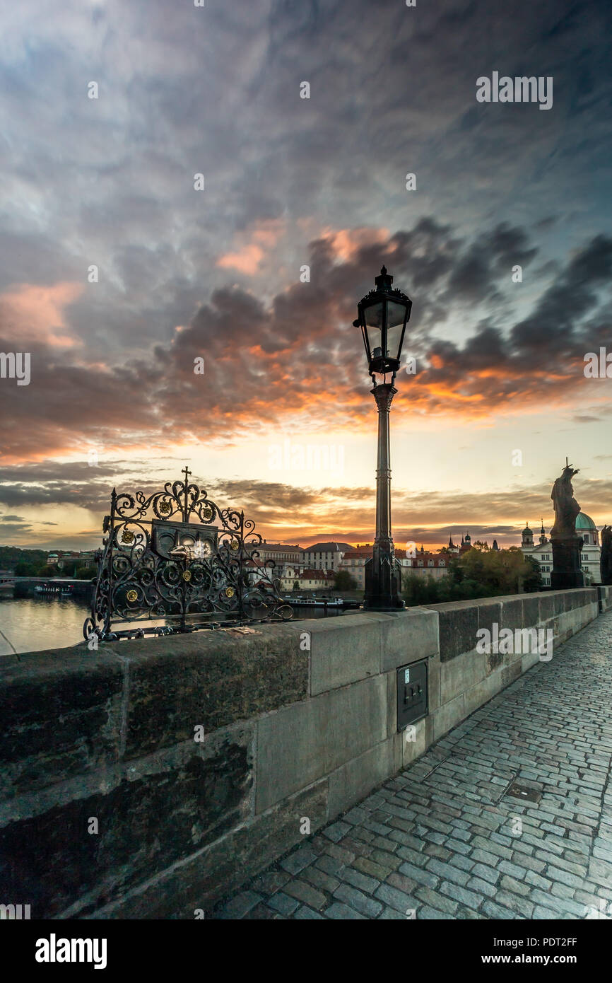 Berühmte ikonische Bild von der Karlsbrücke, Prag, Tschechische Republik. Stockfoto