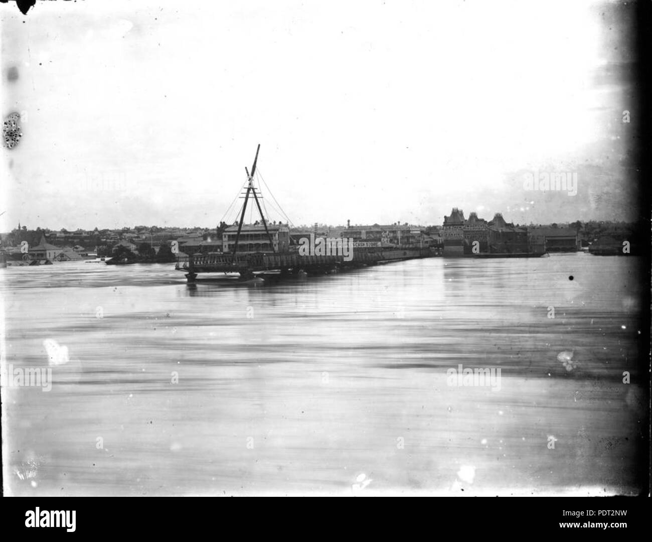 208 StateLibQld 1 115336 restlichen südlichen Ende der Victoria Bridge, während der Flut 1893 Brisbane Stockfoto