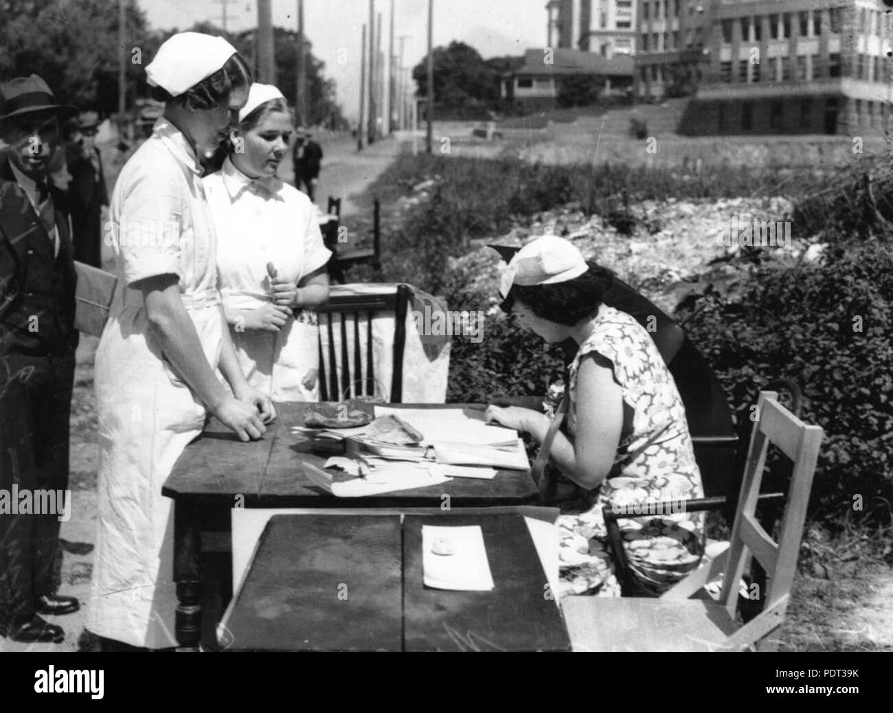 214 StateLibQld 1 125759 Krankenschwestern Stimmabgabe am Wahltag, Brisbane, 1938 Stockfoto