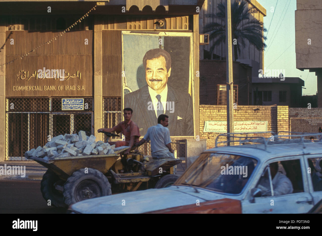 Ein wandbild von strongman Präsident Saddam Hussein 1995 im Commercial Bank des Irak, Bagdad. Stockfoto
