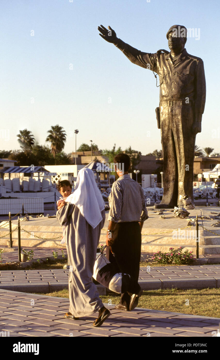 Eine Statue des irakischen Präsidenten Saddam Hussein in der militärischen Outfit in Bagdad, 1995. Stockfoto