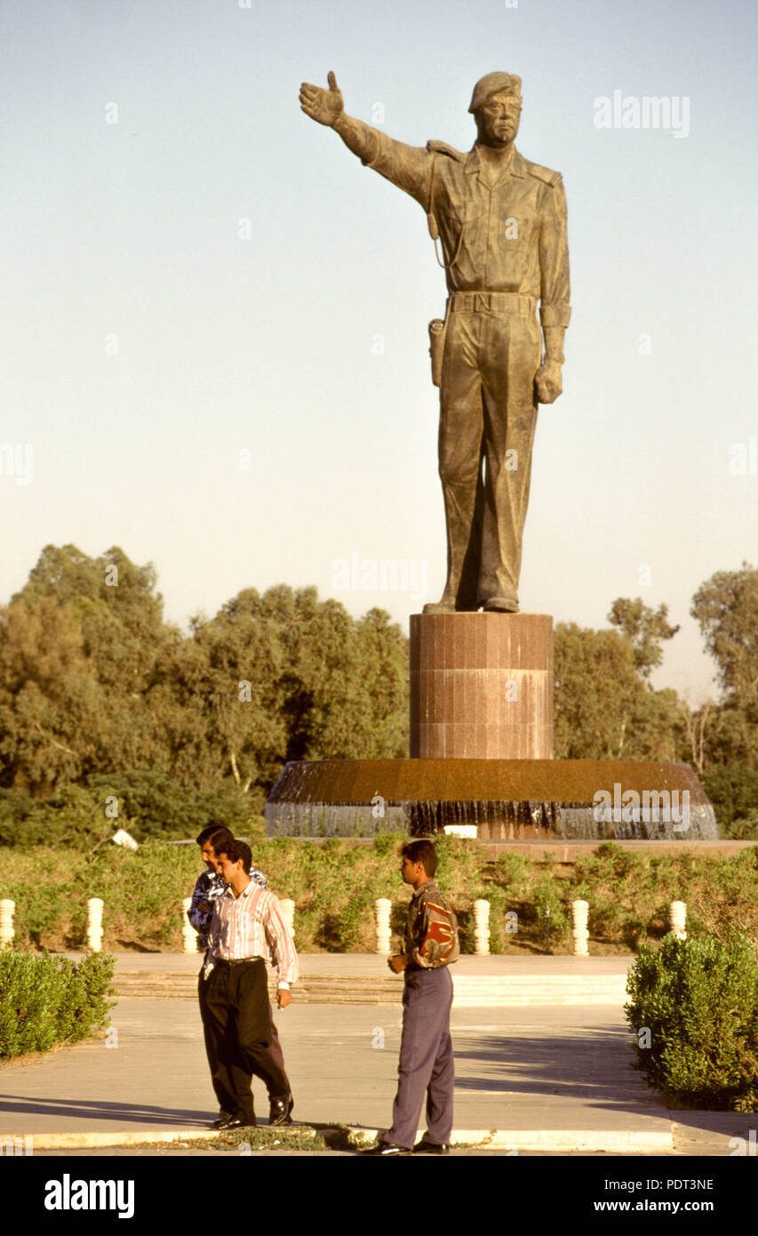 Eine Statue des irakischen Präsidenten Saddam Hussein in der militärischen Outfit in Bagdad, 1995. Stockfoto