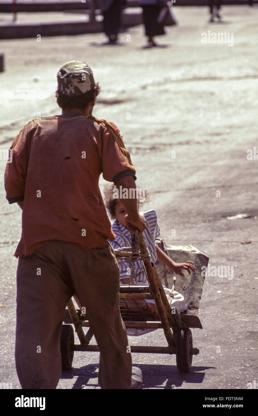Ein Vater drückt seine Tochter auf einer Hand Warenkorb im Zentrum von Bagdad, 1995 Stockfoto