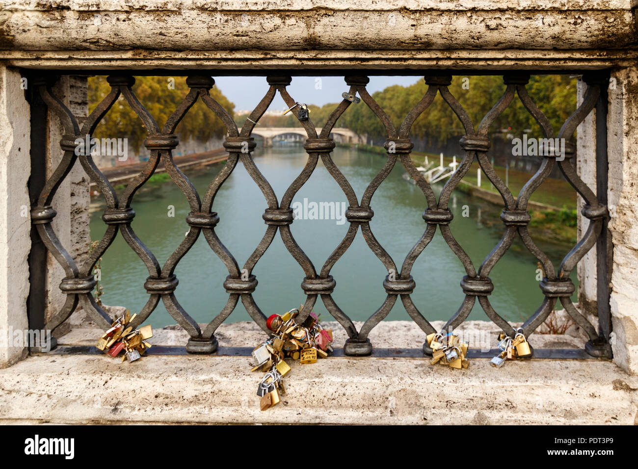 Liebhaber ihre Liebe ewig mit Vorhängeschlössern in St. Angelo Brücke in Rom, Italien zu binden. Stockfoto