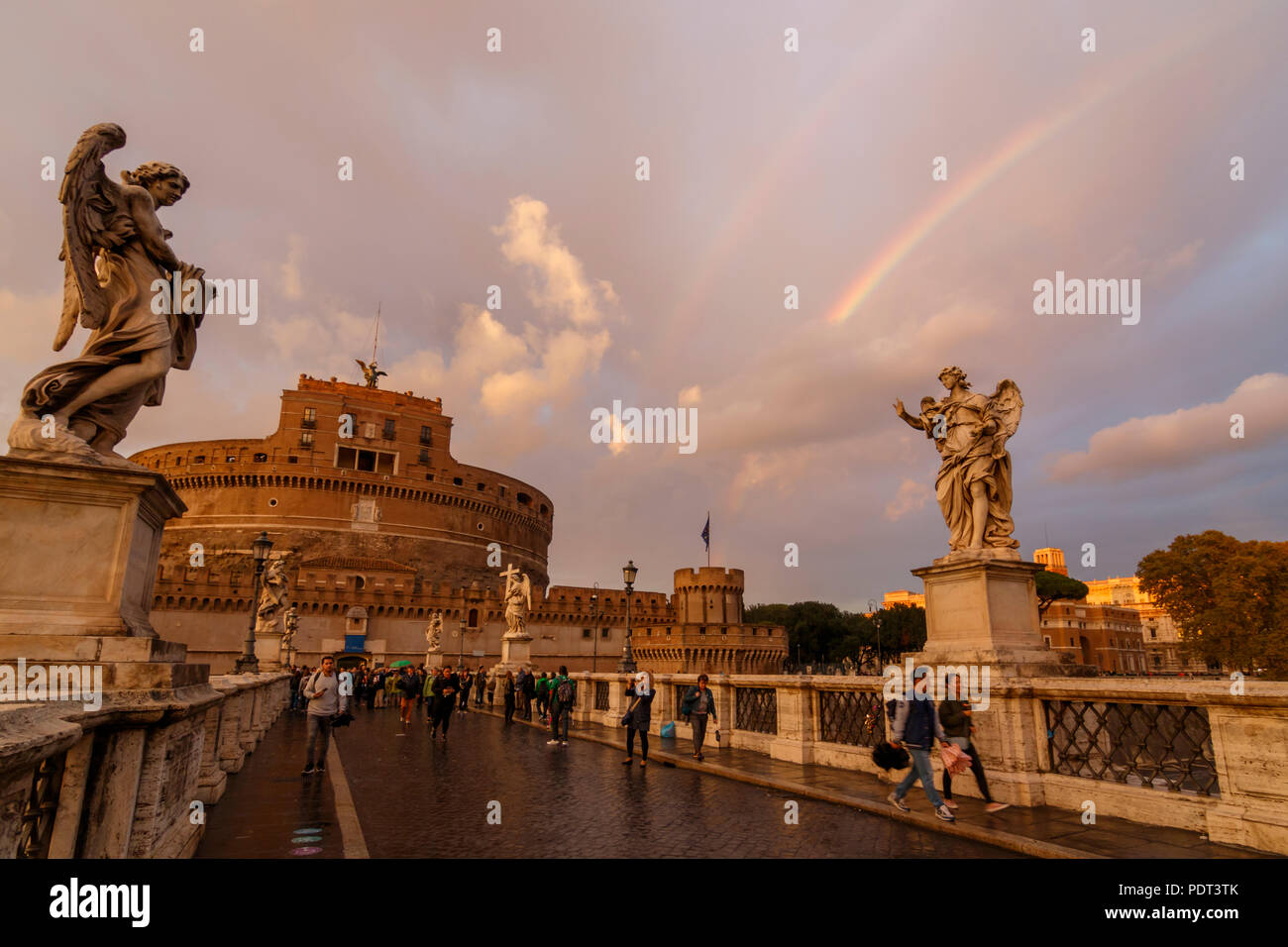 Ein St Angelo's mit Blick auf das Schloss in der Goldenen Stunde mit einem doppelten Regenbogen. Rom, Italien. Stockfoto