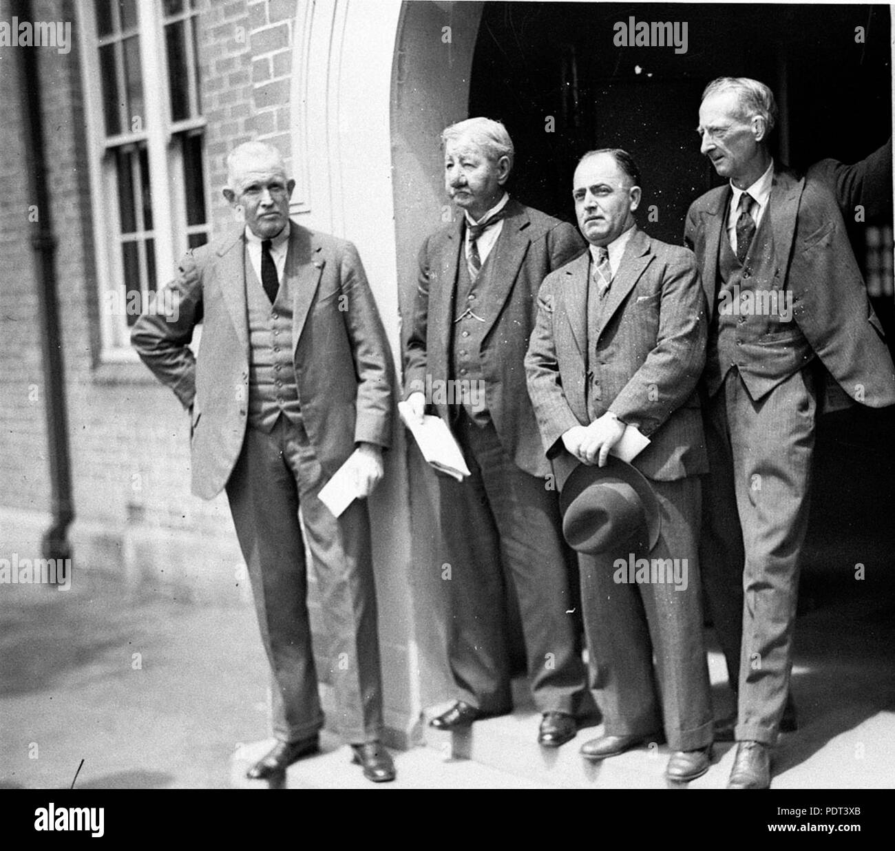 171 SLNSW 7284 Landeswahlleiter lesen Erklärung der Abstimmungen mit den drei Kandidaten Stockfoto