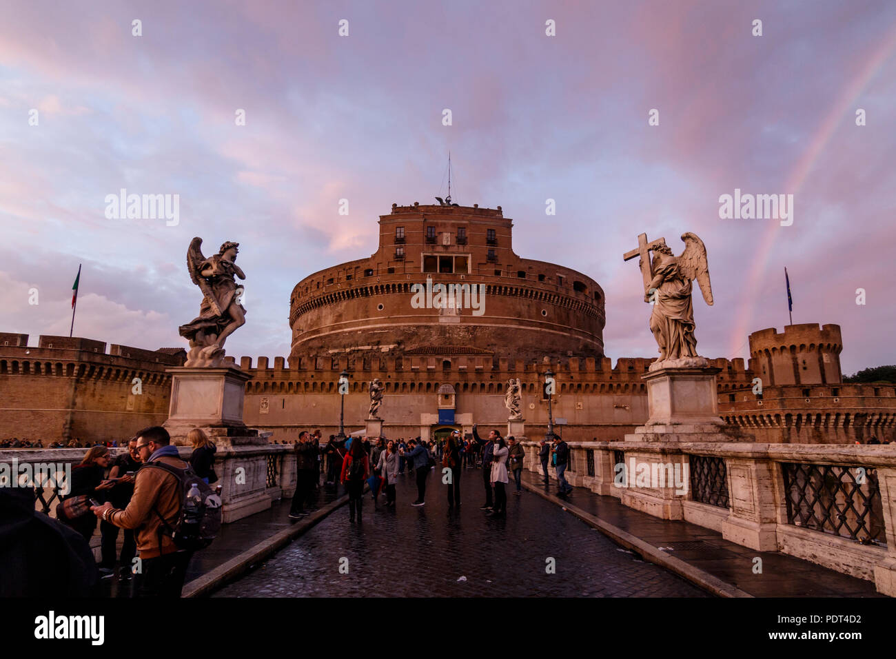 Ein St Angelo's mit Blick auf das Schloss in der Goldenen Stunde mit einem Regenbogen. Rom, Italien. Stockfoto