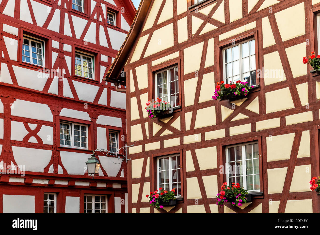 Fachwerkhäuser roten und weißen Fassaden der Häuser in Meersburg, typisches Beispiel für Fachwerk Architektur verteilt in Deutschland und Frankreich, Straßburg Stockfoto
