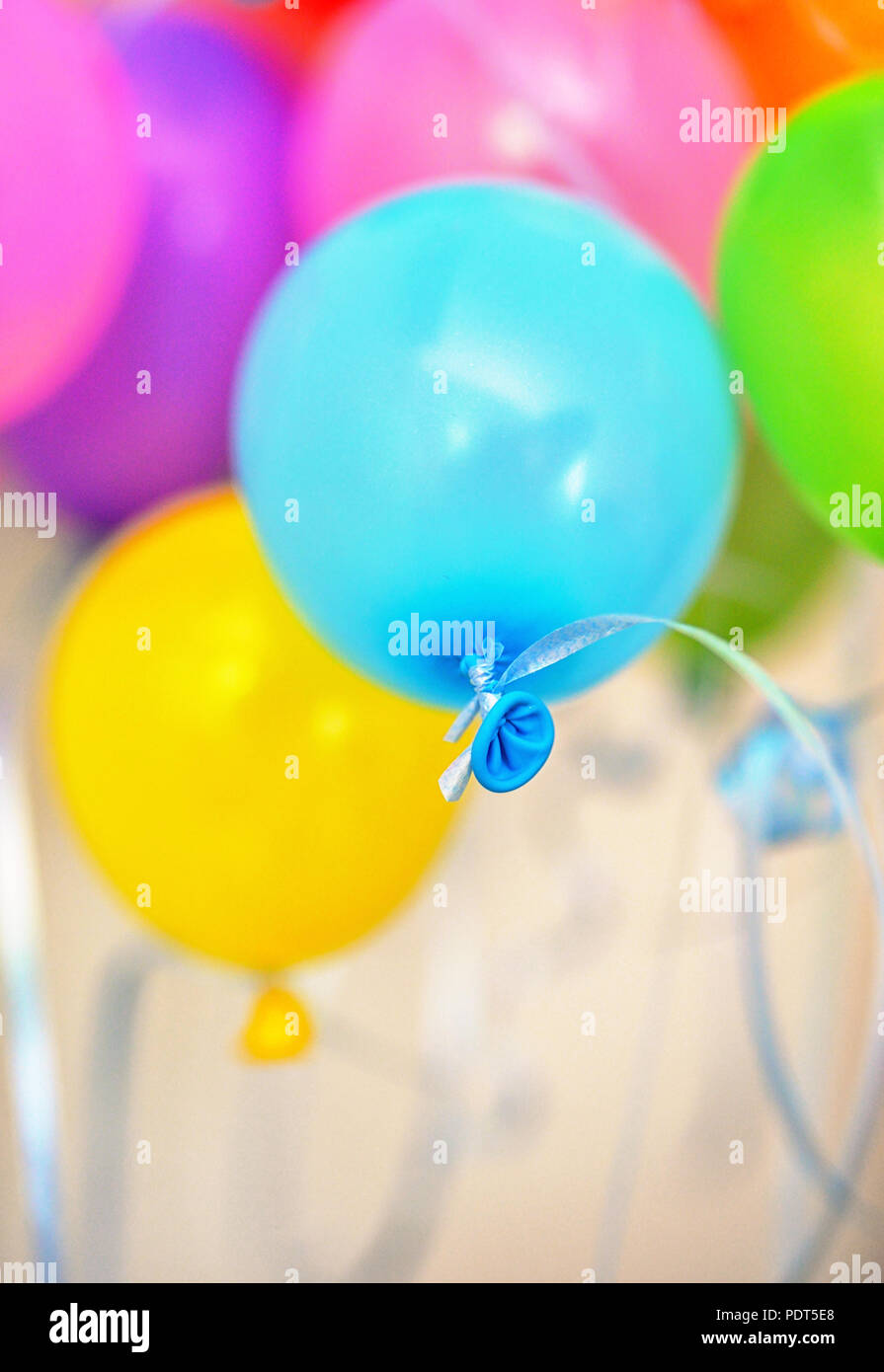 Bündel von schwimmenden bunten Ballons und Streicher bei Party Stockfoto