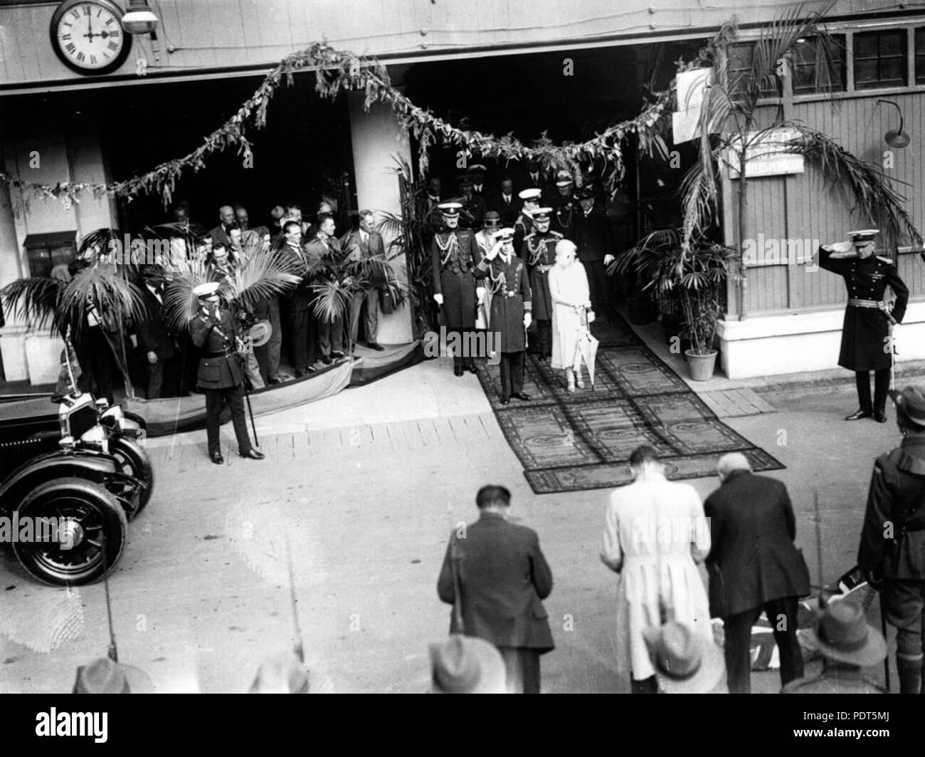 209 StateLibQld 1 116336 Ankunft des Herzogs und der Herzogin von York an Brisbanes Central Station, April 1927 Stockfoto
