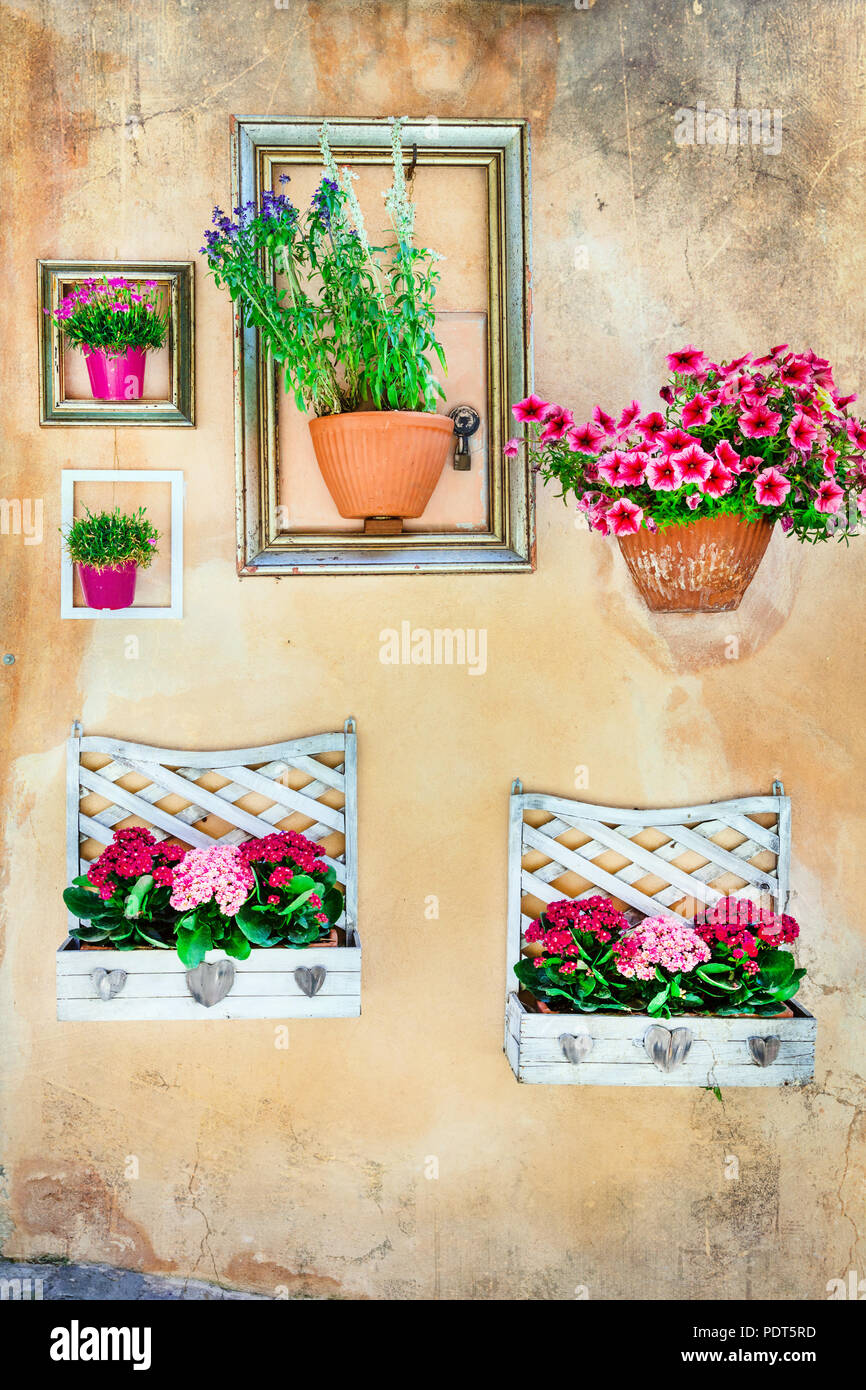 Alten Straßen mit Blumenschmuck, künstlerischen Stil, Spello Dorf, Italien. Stockfoto