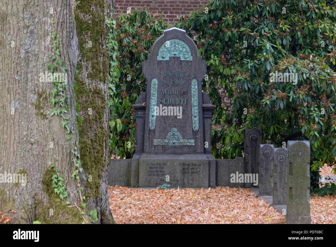 Grabstein auf dem alten evangelischen Friedhof, Velbert, Deutschland. Stockfoto