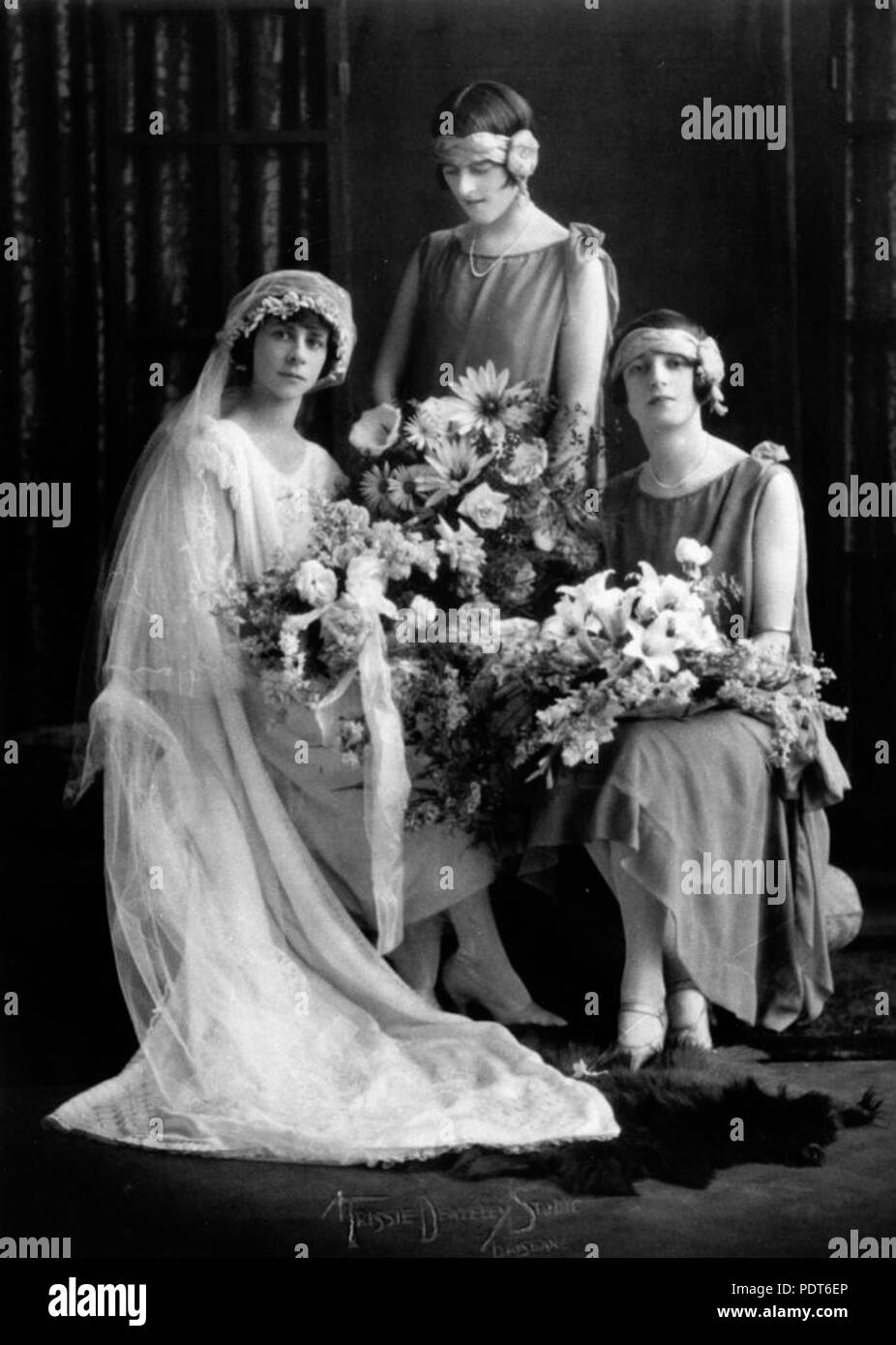 228 StateLibQld 1 146535 Agnes, Nea und Froh posieren für Hochzeitsfotos, Oktober 1925 Stockfoto