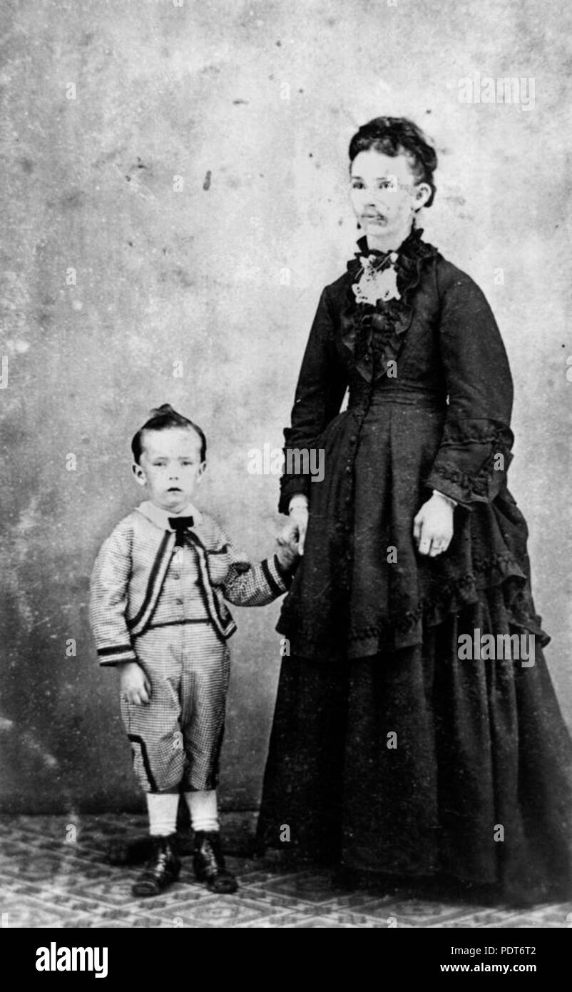 237 StateLibQld 1 165331 Harriet Johnson mit ihrem Sohn Robert, Ca. 1875 Stockfoto