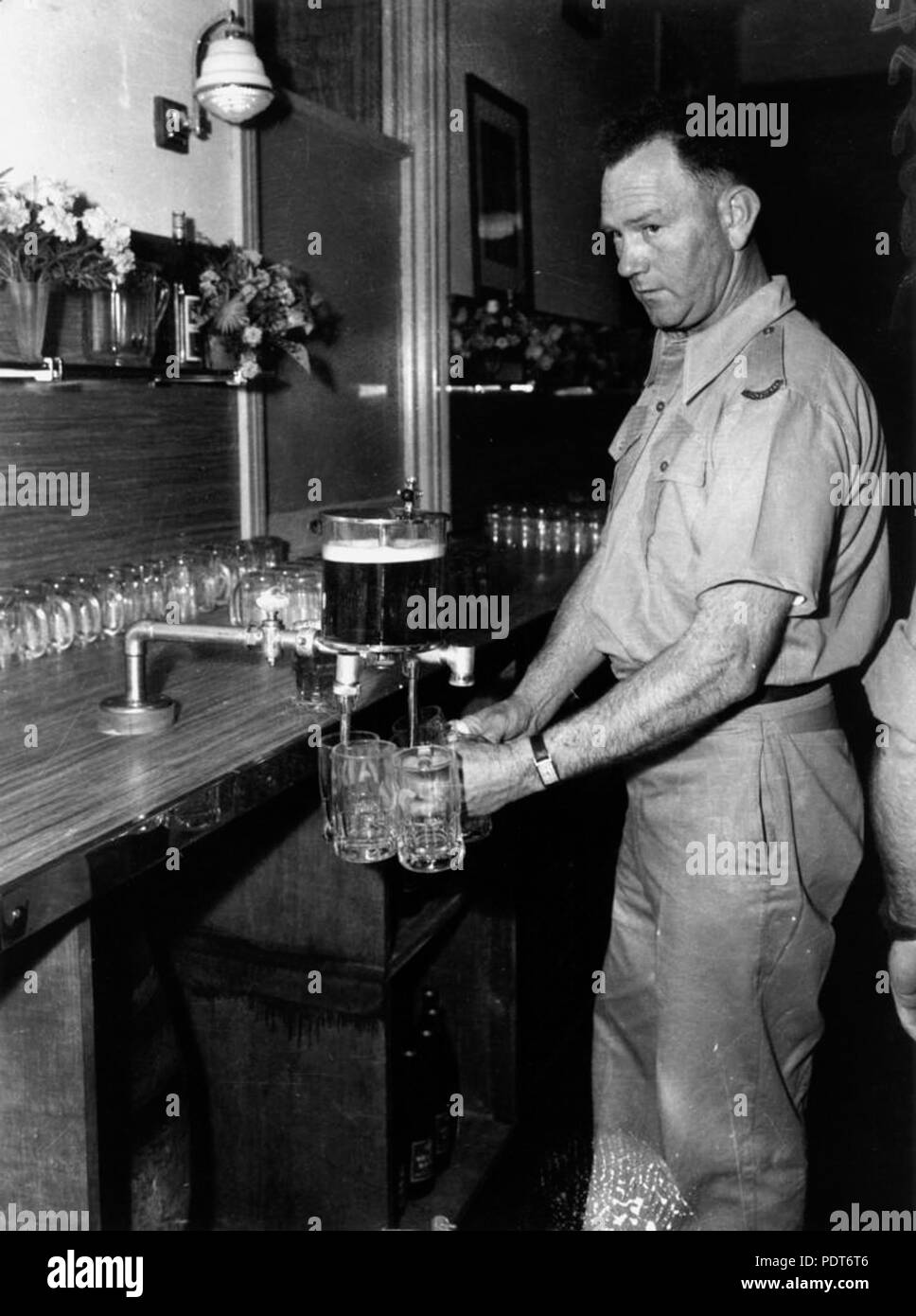 237 StateLibQld 1 165383 Barkeeper gießen Biere an der Armee Service Club, Brisbane, August 1942 Stockfoto