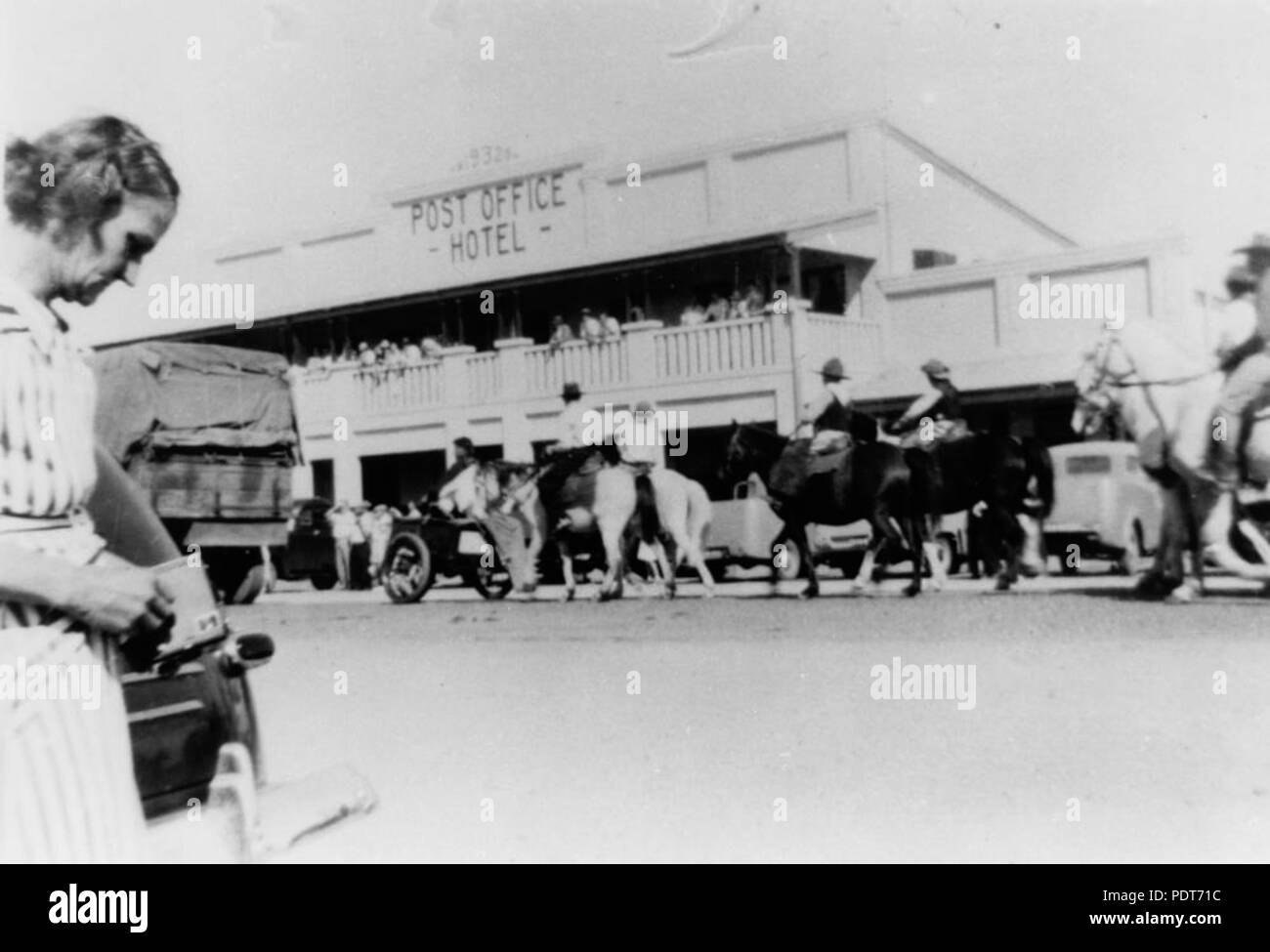 238 StateLibQld 1 167055 Post Hotel, Cloncurry, 1952 Stockfoto