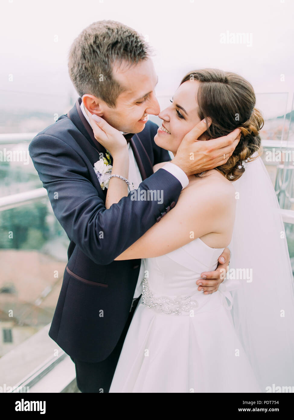 Die close-up sensible Porträt Der glücklich verheiratete berühren die Gesichter der jeweils anderen. Stockfoto