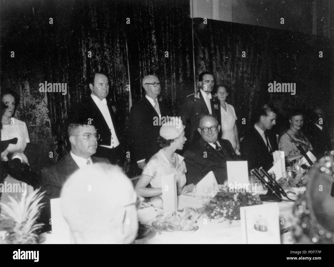 242 StateLibQld 1 173919 Königin Elizabeth II und der Premier von Queensland an einer staatlichen Parlamentarischen Mittagessen, März 1954 Stockfoto