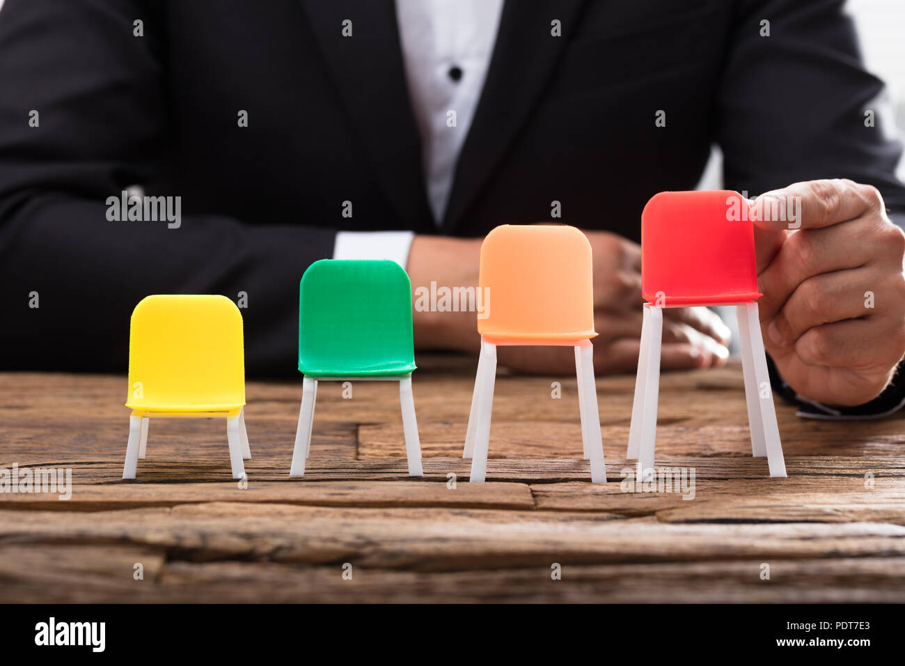 Nahaufnahme der Unternehmer Sie red Stuhl am Schreibtisch aus Holz Stockfoto