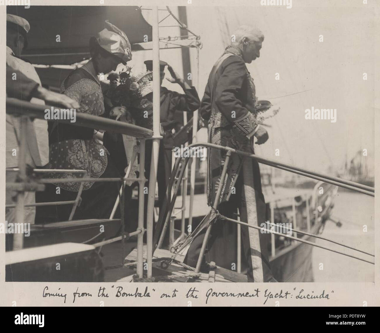 263 StateLibQld 1 299807 Sir Hamilton John goold-adams Aussteigen die Bombala und Boarding der Regierung yacht Lucinda in Brisbane, 1915 Stockfoto