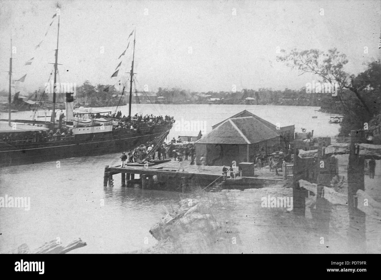 265 StateLibQld 1 395093 Immigranten in der Bundaberg wharf Ankunft auf der Leichhardt (Schiff) über die Silhet (Schiff), 1883 Stockfoto