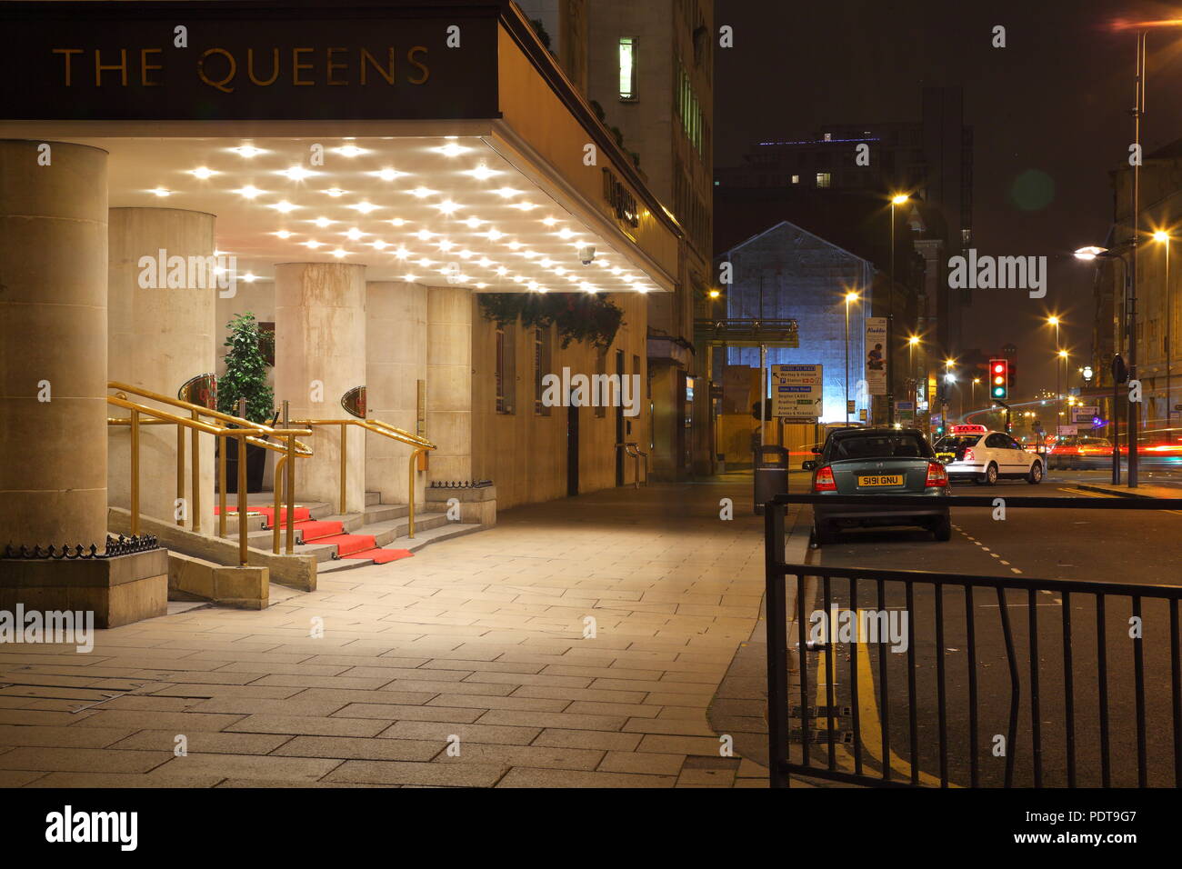 Eingang zum Queens Hotel in Leeds City Centre Stockfoto