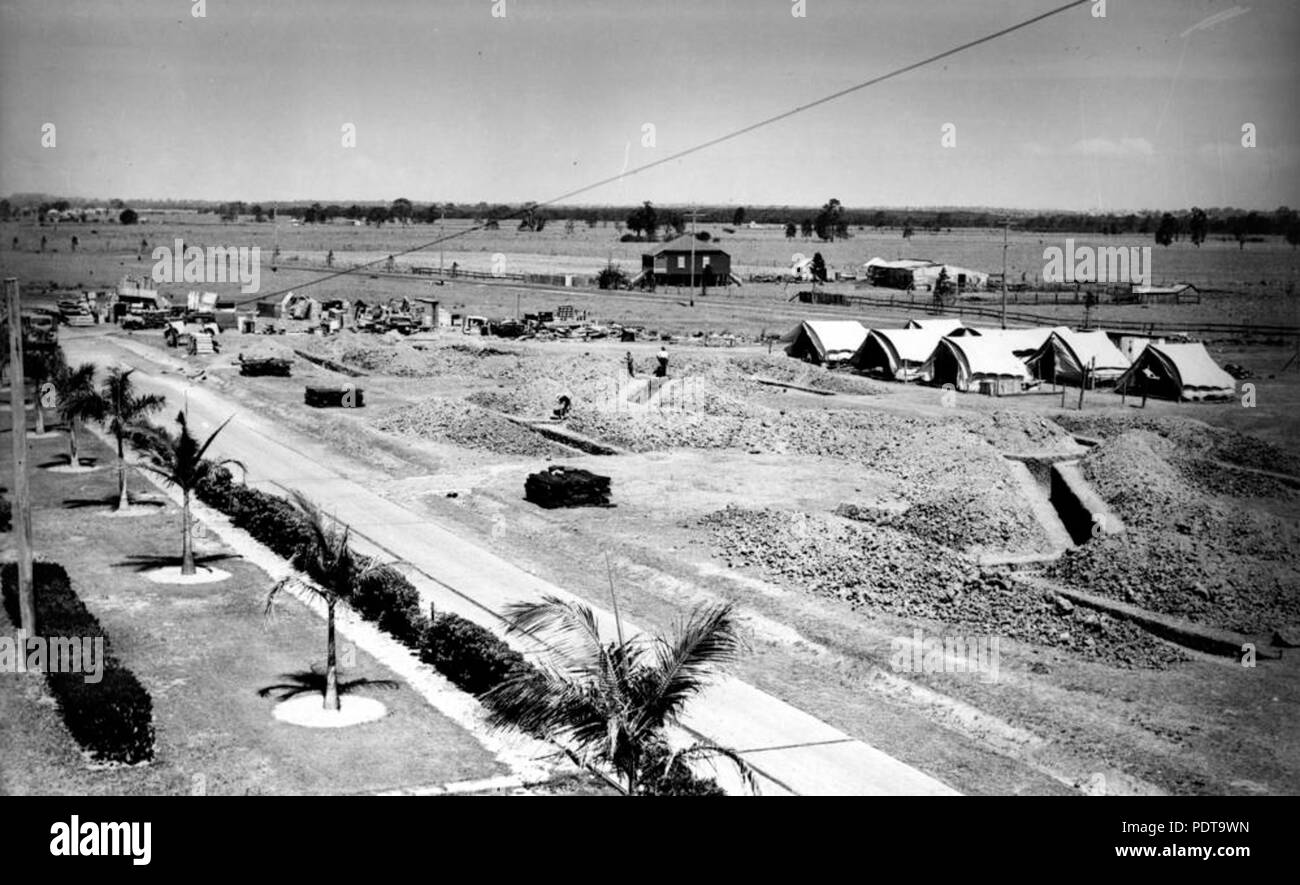 270 StateLibQld 1 65619 Gräben an Ford Motor funktioniert, Brisbane, 1942 Stockfoto