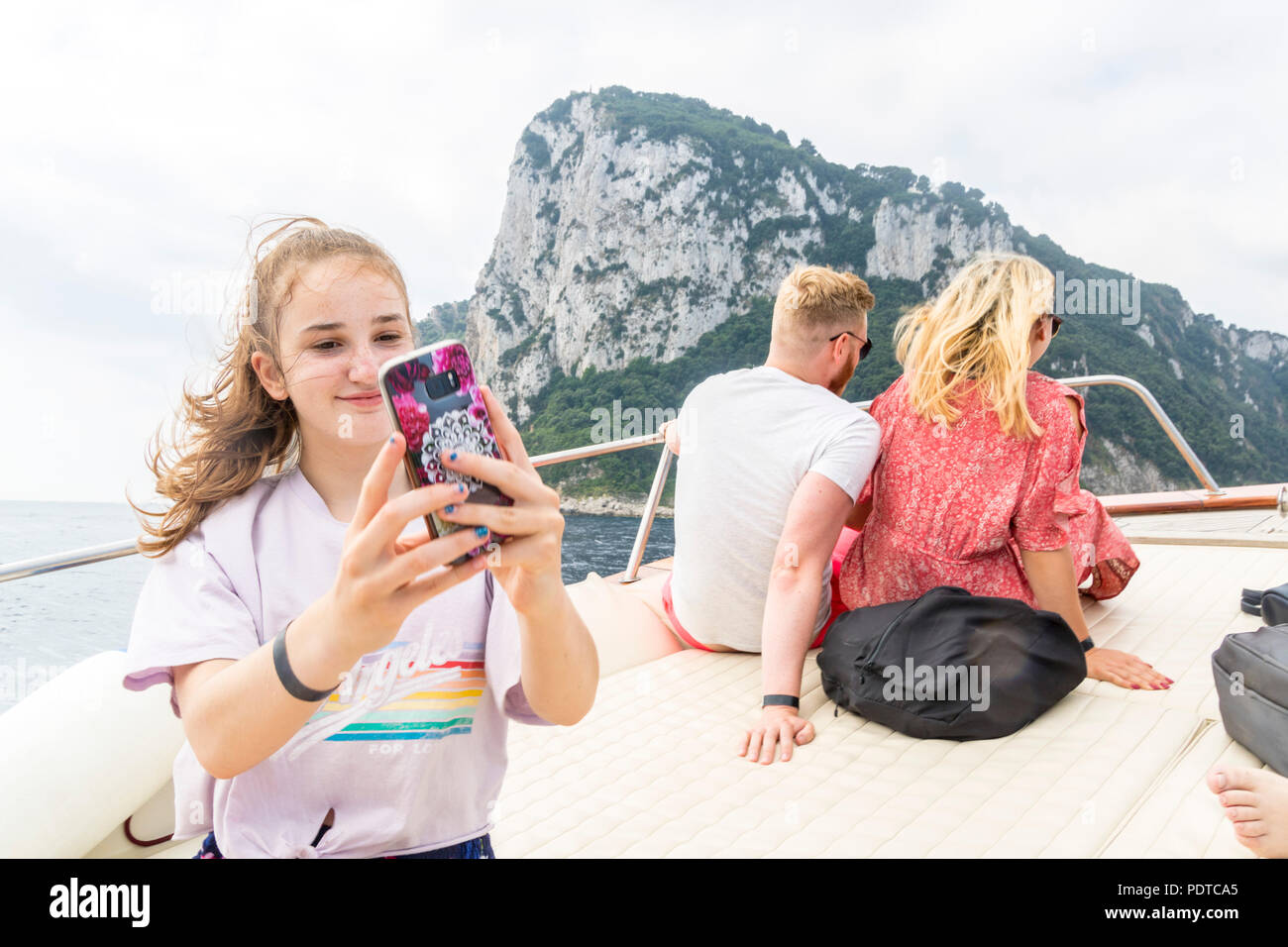 Mädchen nehmen einer selfie Boot, Meer Wasser Hintergrund, Konzept, Konzept, Amalfi Italien, glückliches Leben, Best Life, jugendlich Mädchen, Teenager Stockfoto