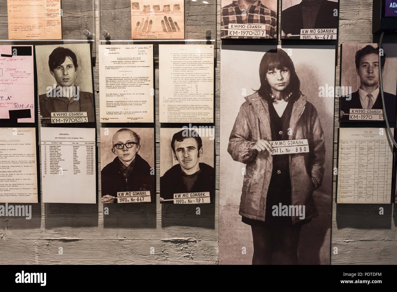 Eine Anzeige in der Danziger europäische Solidarität Zentrum, in dem die Geheimpolizei Aufzeichnungen und Fotos von Dissidenten Studenten und Arbeiter im Jahre 1970 verhaftet. Stockfoto
