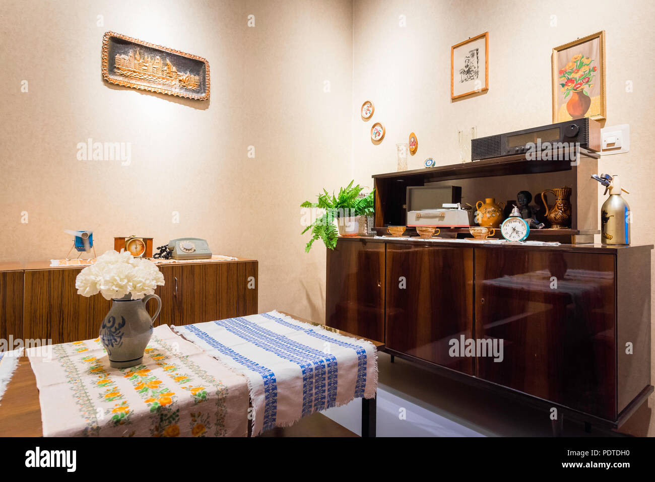 Blick auf einen typischen polnischen Familie Wohnzimmer aus den 70er und 80er Jahren als Anzeige in der europäischen Solidarität Zentrum, Danzig, Polen erstellt. Stockfoto