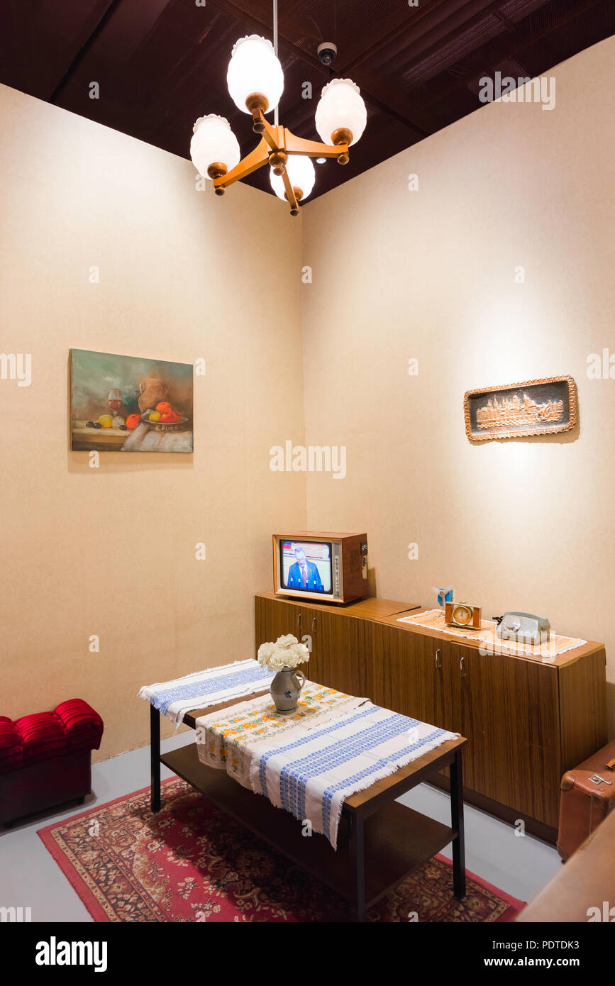 Blick auf einen typischen polnischen Familie Wohnzimmer aus den 70er und 80er Jahren als Anzeige in der europäischen Solidarität Zentrum, Danzig, Polen erstellt. Stockfoto