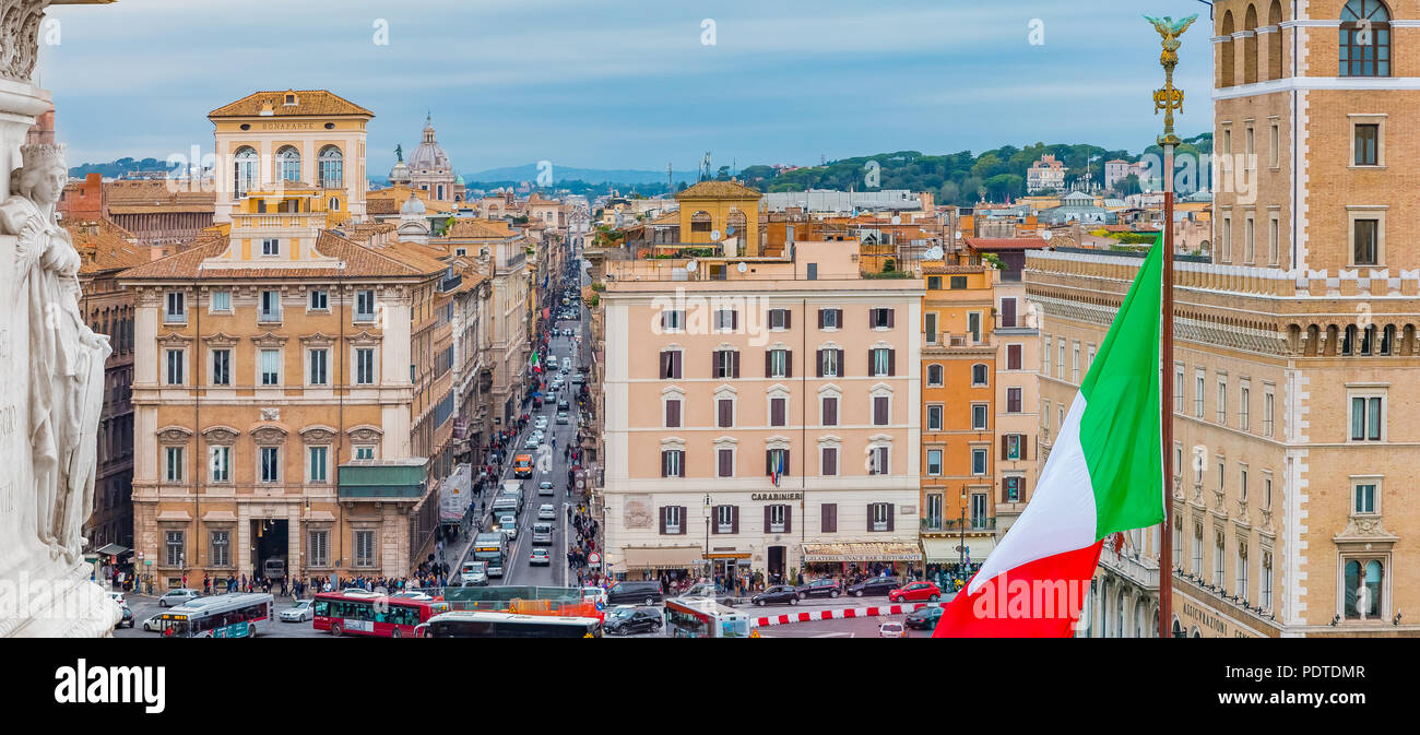 Rom, Italien, 13. Oktober 2016: Panoramablick auf die Piazza Venezia von Altare della Patria (Altar des Vaterlandes) Monumento Nazionale a Vittorio Stockfoto